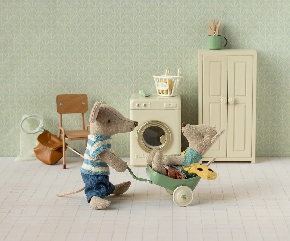 Petit Frère Souris Avec Son Sac