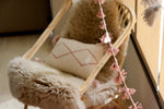 LORENA CANALS - Coussin Tricoté Little Oasis Nat - Rose Pâle