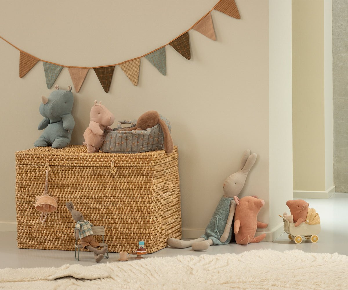 MAILEG - Safari Friends, Peluche Hippo Avec Jupe, Petite - Rose