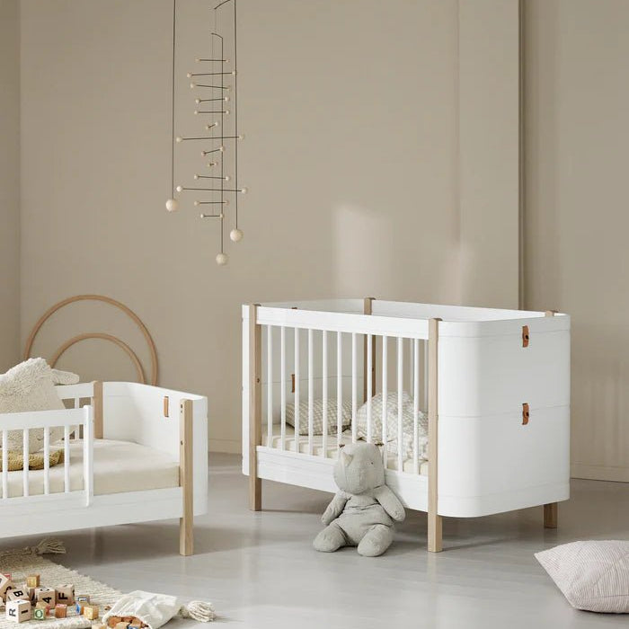 OLIVER FURNITURE - Lit Bébé Évolutif Wood Mini+, Blanc/Chêne