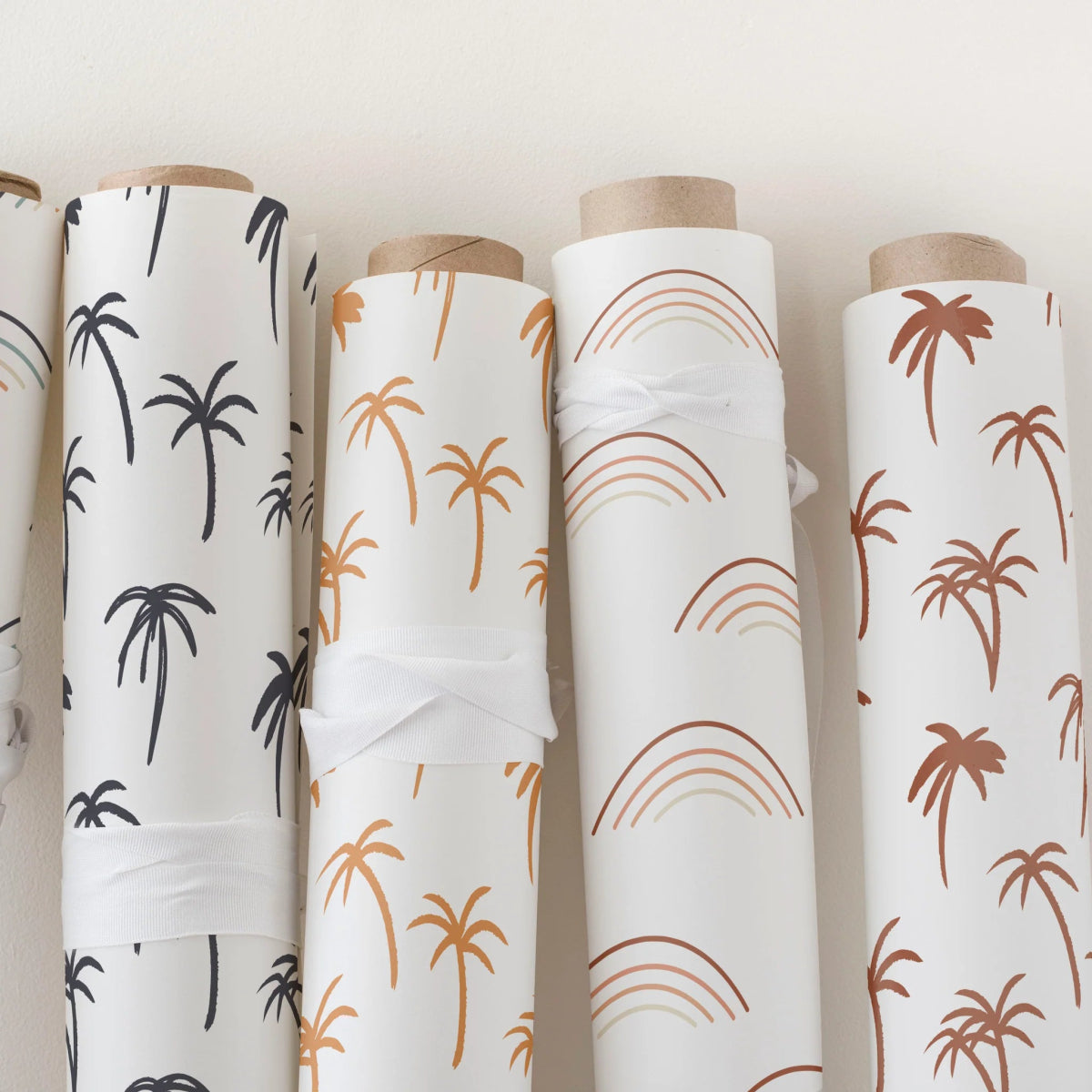 MUNKS & ME - Le Papier Peint Chambre Enfant à Motif Répété - Imprimé Palmier Tropical Noa | Rouiller